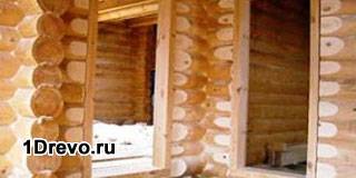 Дверь в бревенчатом доме