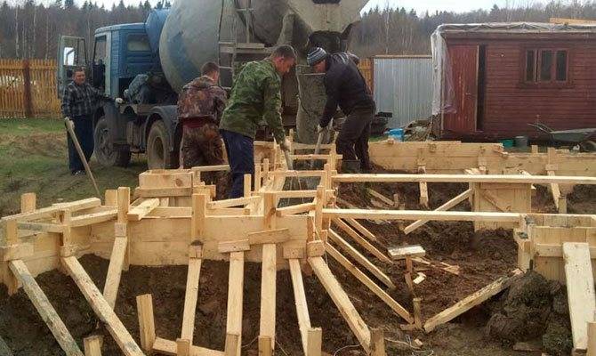 Заливка фундамента