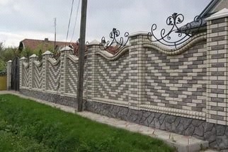 Кирпичный забор 